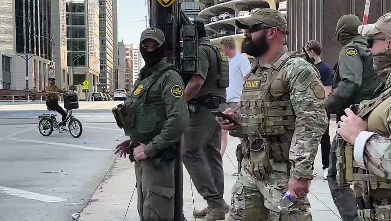 Repartidor en bicicleta evade espectacularmente redada de ICE en Chicago