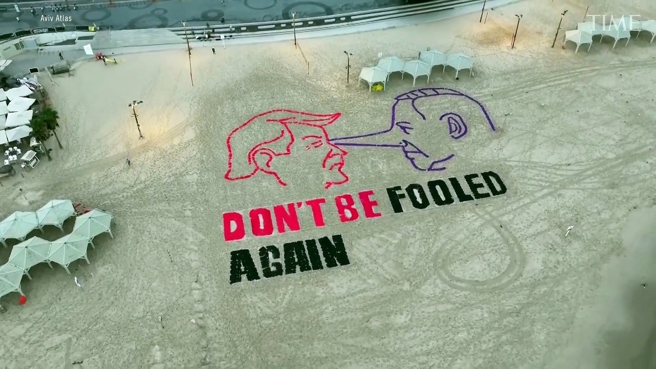 Israeli Protesters Display Drawing of Trump and Netanyahu on Tel Aviv Beach as Leaders Meet in White House