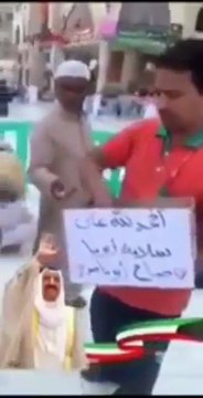 بالفيديو: شاب يوزع الهدايا بالحرم المكي فرحاً بعودة أمير الكويت إلى بلاده