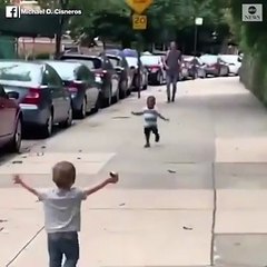 أب يُوثِّق فيديو لابنه وصديقه.. شاهدي لماذا انتشر على مواقع التواصل بكثرة؟!