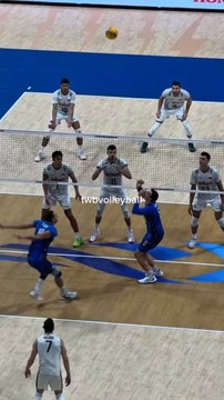 🏐 Une fin de Mondial explosive !La Pologne arrache le bronze face à la Tchéquie 🥉🔥Puis l’Italie s’impose 3–1 contre la Bulgarie pour décrocher son 5e titre mondial 👑🇮🇹Un tournoi qui entre dans l’histoire ✨