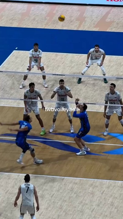 🏐 Une fin de Mondial explosive !La Pologne arrache le bronze face à la Tchéquie 🥉🔥Puis l’Italie s’impose 3–1 contre la Bulgarie pour décrocher son 5e titre mondial 👑🇮🇹Un tournoi qui entre dans l’histoire ✨