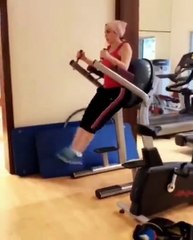 فيديو.. نسرين طافش في «الجيم» وهذا الشخص يتولّى مُهِمّة التصوير!