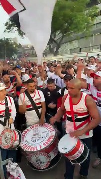 Torcedores do São Paulo xingam Casares e reclamam de “time amarelão”