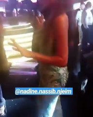 نادين نجيم ترقص على أنغام "بدنا نولع الجو" في عرس صديقتها