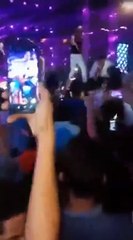 فيديو صادم لمحمد رمضان يلقي بالجمهور من المسرح!