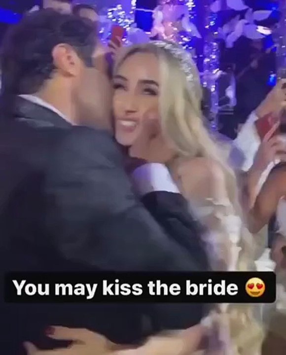 من حفل زفافهما قبلة أحمد فهمي لعروسته هنا الزاهد
