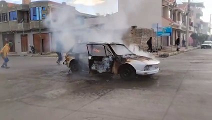 Vehículo se incendió en plena calle y vecinos usaron baldes de agua para apagar el fuego