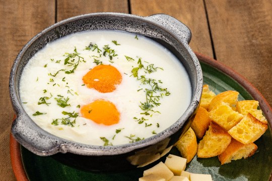 En la otra orilla | Por qué la changua NO es el peor desayuno de Latinoamérica según uno de los mejores críticos gastronómicos de Colombia