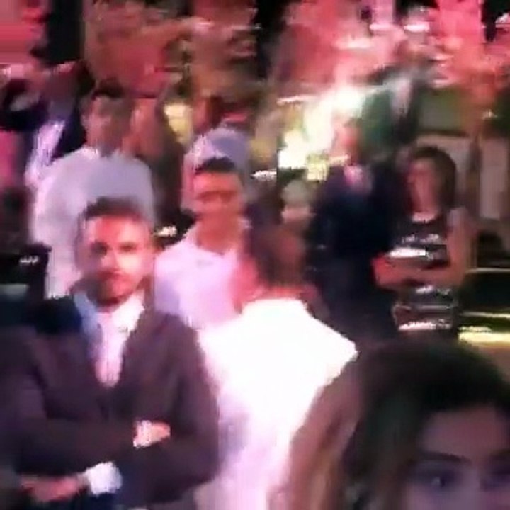 شاهدي ماذا فعل عمرو دياب عندما لمح دينا الشربيني؟