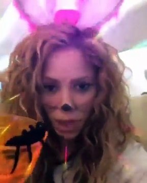 شاهدي شاكيرا تُفاجِئ جمهورها بفعل غريب!