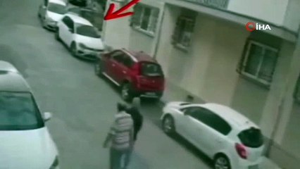 2 ayaklı hayvandan 4 ayaklı cana sokak ortasında kemerli saldırı!