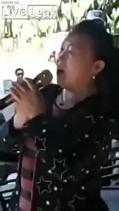 شاهدي.. لحظة سقوط مُغنّية تعرّضت لأزمة قلبية على المسرح