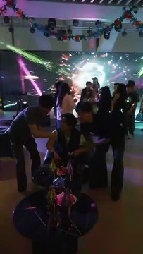 She naively thought marrying for love would lead to a happy and fulfilling marriage, but she discovered her husband's so-called affection was all a facade, trying to get her to be gentle and sensible, while he had already found another love nest. Her hear