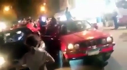 بالفيديو عروس تسقط من سيارة زفاف مكشوفة في الزفة