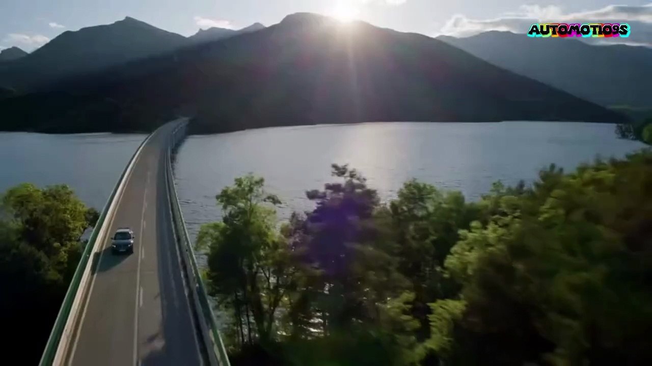 The new BMW iX350 xDrive in Ocean Wave Blue Driving Video