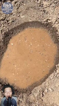 cara mencari kunci yang hilang di sebuah genangan air keruh