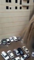 شاهد بالفيديو ماذا فعلت سيول مكة بالسيارات أسفل الجبل