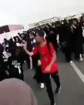 بالفيديو: آلاف النساء بالسعودية يقطعون مسافات طويلة من أجل فريق سوبر جونيور