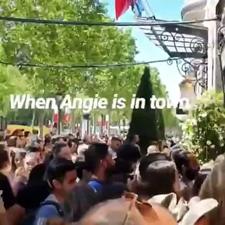 أنجلينا جولي تلتزم بشروط الأناقة الباريسية كما يجب!