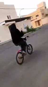 بالفيديو: فتاة تقود دراجة هوائية في الطريق العام بالسعودية
