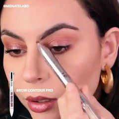 لا شيء يسعد أمّكِ في عيدها أكثر من مستحضرات Benefit!