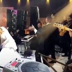 معجب يصيب تامر حسني بنوبة ضحك هيسترية بسبب رقصه