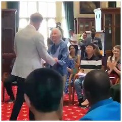 فيديو طريف للأمير هاري يرقص على طريقة الشمبانزي