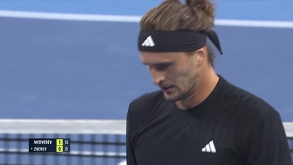 Pékin - Medvedev expédie Zverev et file dans le dernier carré