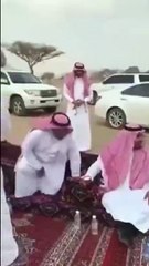 بالفيديو: أمير سعودي يتناول القهوة مع الشباب في المنتزه بعفوية