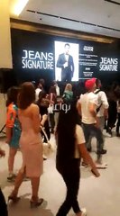فيديو.. سرقة وتكسير jeans signature في حفل الافتتاح بحضور "أوزجفيت"
