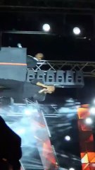 عمرو دياب يُشعِل سماء القاهرة بحفلته الغنائية