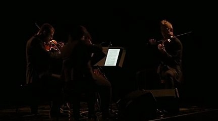 موسيقى حيّة وأجواء مظلمة: Marc Jacobs ينقلنا إلى عالم دراماتيكي سينمائي