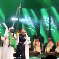 بالفيديو: شمس تُشعِل المسرح بحفلها في السعودية