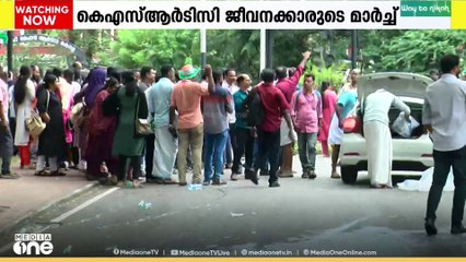 ബാരിക്കേഡ് മറിച്ചിടാൻ ശ്രമിച്ച് പ്രവർത്തകർ; ജലപീരങ്കി പ്രയോ​ഗിച്ച് പൊലീസ്