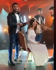 شاهدي: تامر حسني يُصفِّف شعر نانسي عجرم