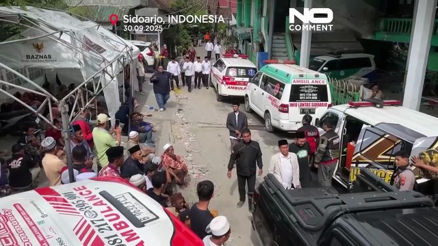 Los equipos de rescate buscan supervivientes tras el derrumbe de una escuela en Indonesia