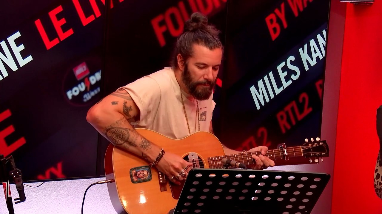 Miles Kane & Waxx reprennent "Walk on By" de Dionne Warwick en live dans Foudre