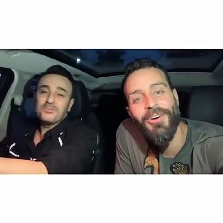 من داخل السيارة..  عفوية سعد رمضان وصابر الرباعي تلفت الأنظار