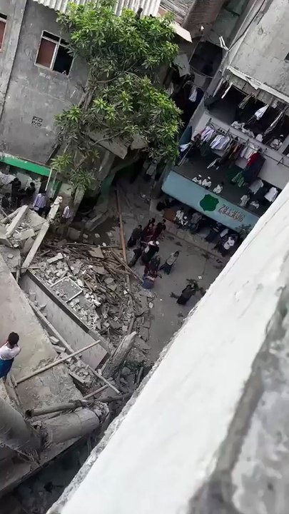 Indonesia, crolla scuola: 3 studenti morti e altri 38 intrappolati sotto le macerie