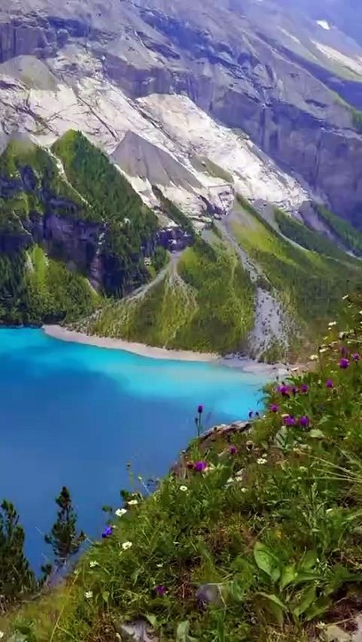 Bienvenue à Oeschinensee 🇨🇭, l’un des plus beaux lacs de Suisse avec @leon.helg