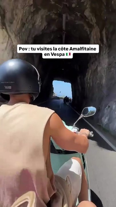 🛵 La côte amalfitaine, avec ses falaises escarpées, ses villages colorés et la mer qui scintille à perte de vue, se découvre comme un rêve… surtout en Vespa avec @fiorescarpa 🇮🇹✨