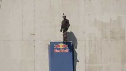 Se tira en skate por una rampa vertical de 70 metros... ¡a más de 100 km/h!