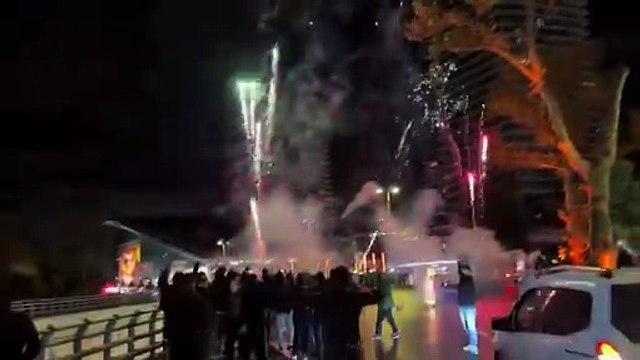 Le feu d’artifice des supporters de Galatasaray pour réveiller les joueurs de Liverpool - Foot - Ligue des champions