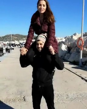 بالفيديو.. نجل راغب علامة يحمل والدته على الأكتاف