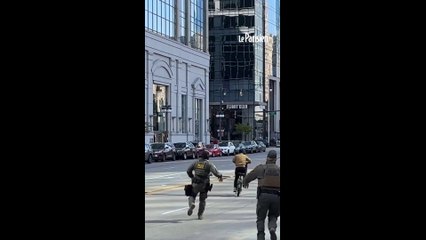 Il échappe de peu à l'ICE grâce à son vélo