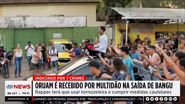 Oruam é recebido por multidão ao deixar prisão em Bangu