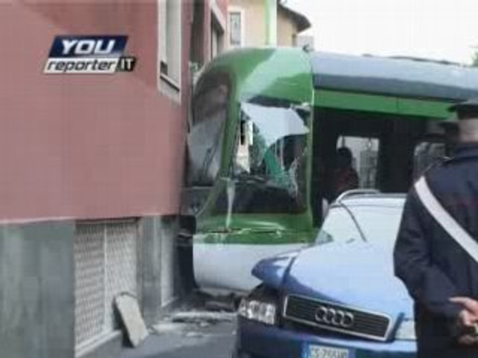 Deraglia tram a Milano