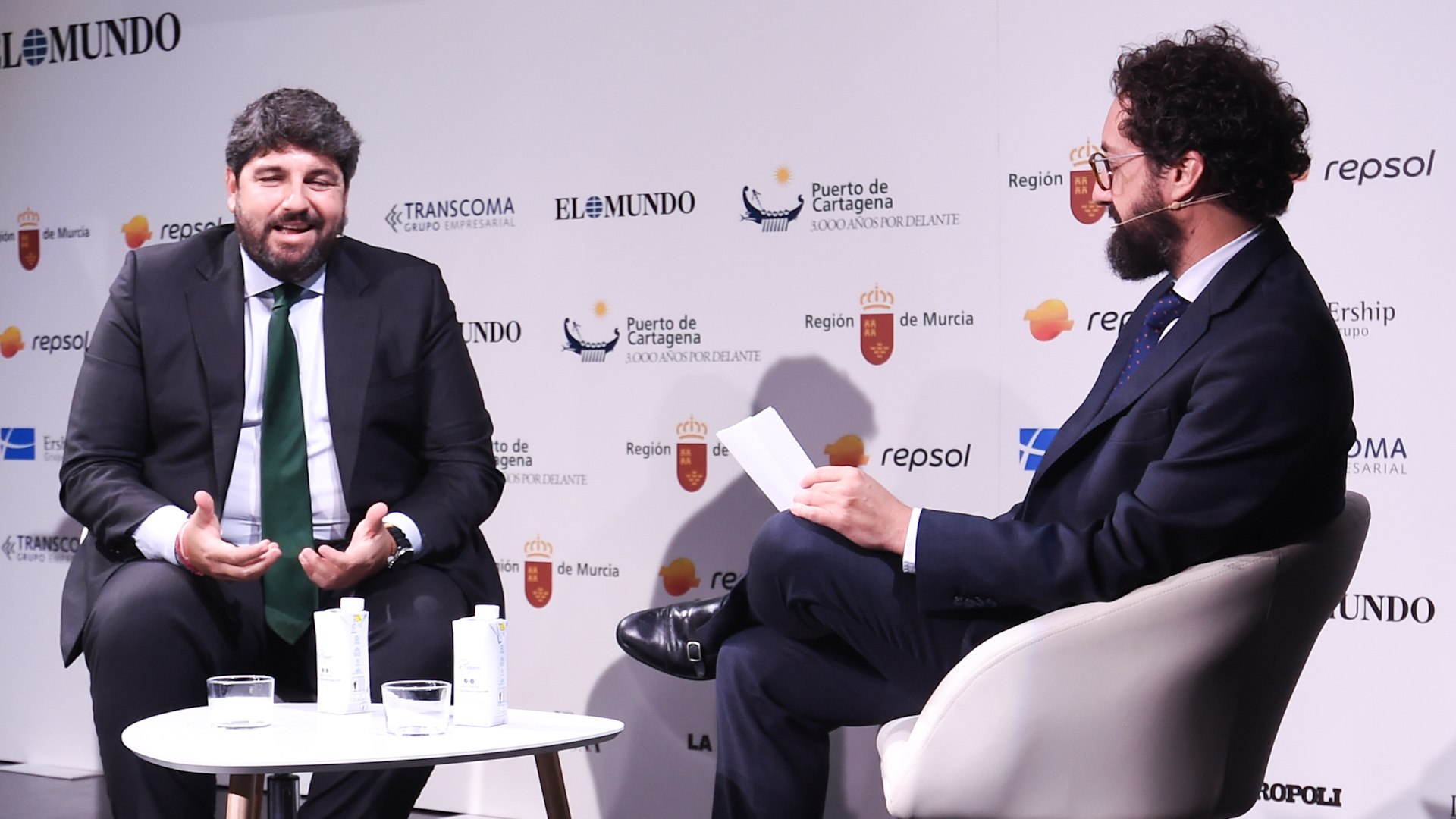 El presidente de la Regi�n de Murcia, Fernando L�pez Miras, particip� este martes en el foro La Espa�a vertebrada, organizado por EL MUNDO Regi�n de Murcia y celebrado en la Sociedad Cervantina de Madrid, emblem�tico lugar donde se imprimi� la primera edici�n de Don Quijote.
El trasvase del Tajo, la financiaci�n auton�mica o el acogimiento de menores migrantes han sido algunos de los temas a los que el murciano ha respondido.