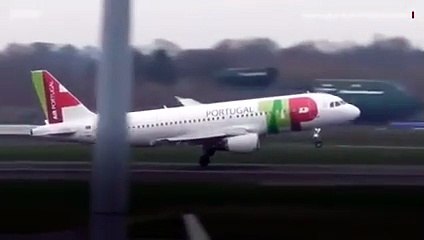 بالفيديو.. قائد طائرة يفعل المستحيل لإنقاذها بالركاب من عاصفة هوائية قَوِيّة!